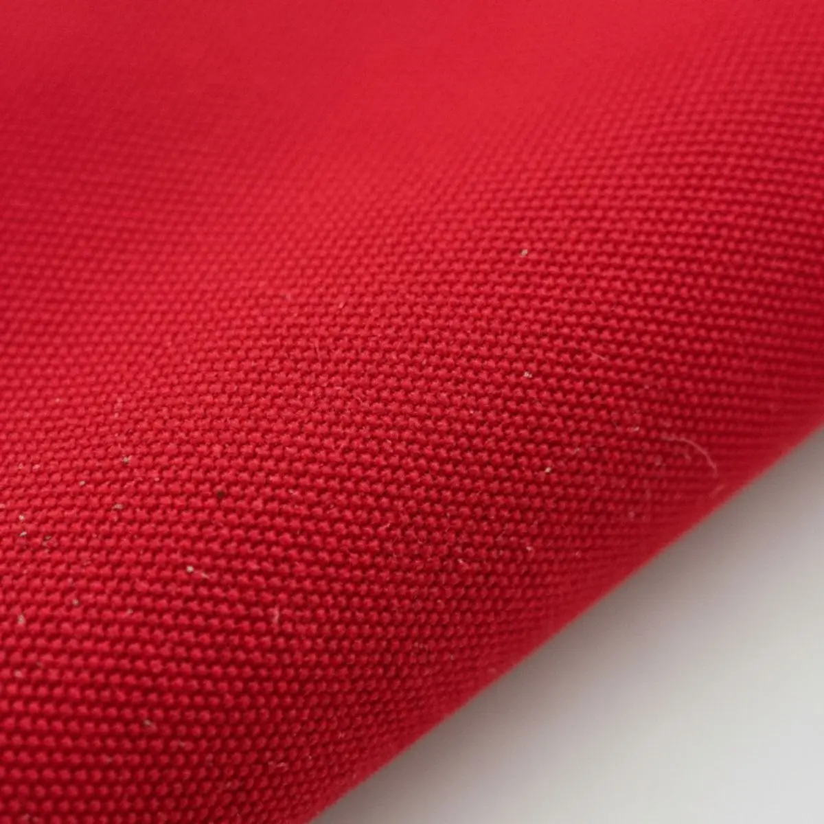 Tekstur kain kanvas polyester Signifo warna Cardinal Red yang halus dan solid.